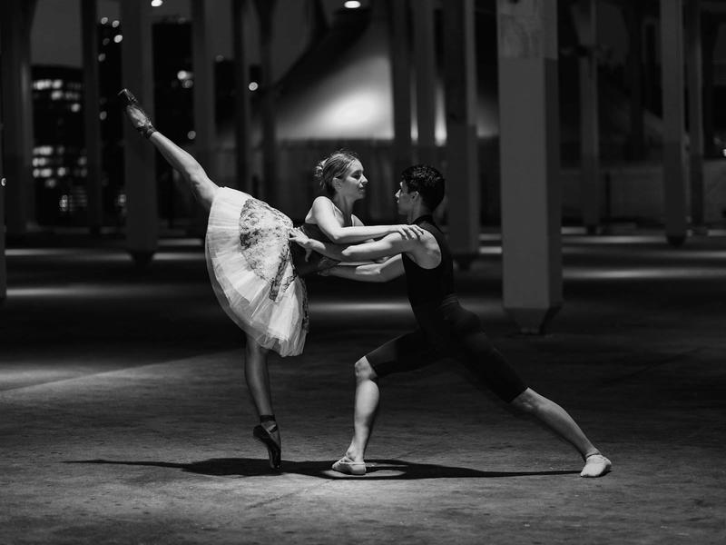 2 ballet dancers, the woman on pointed toe, black and white